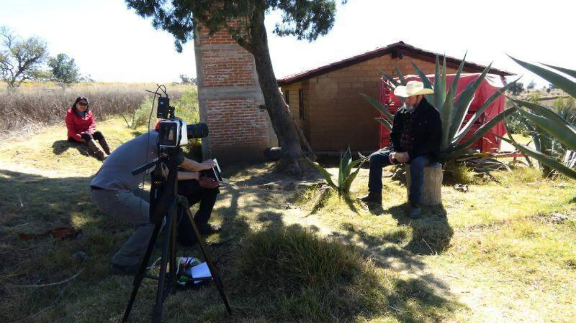 festival del pulque hombre sentado cámara de cine